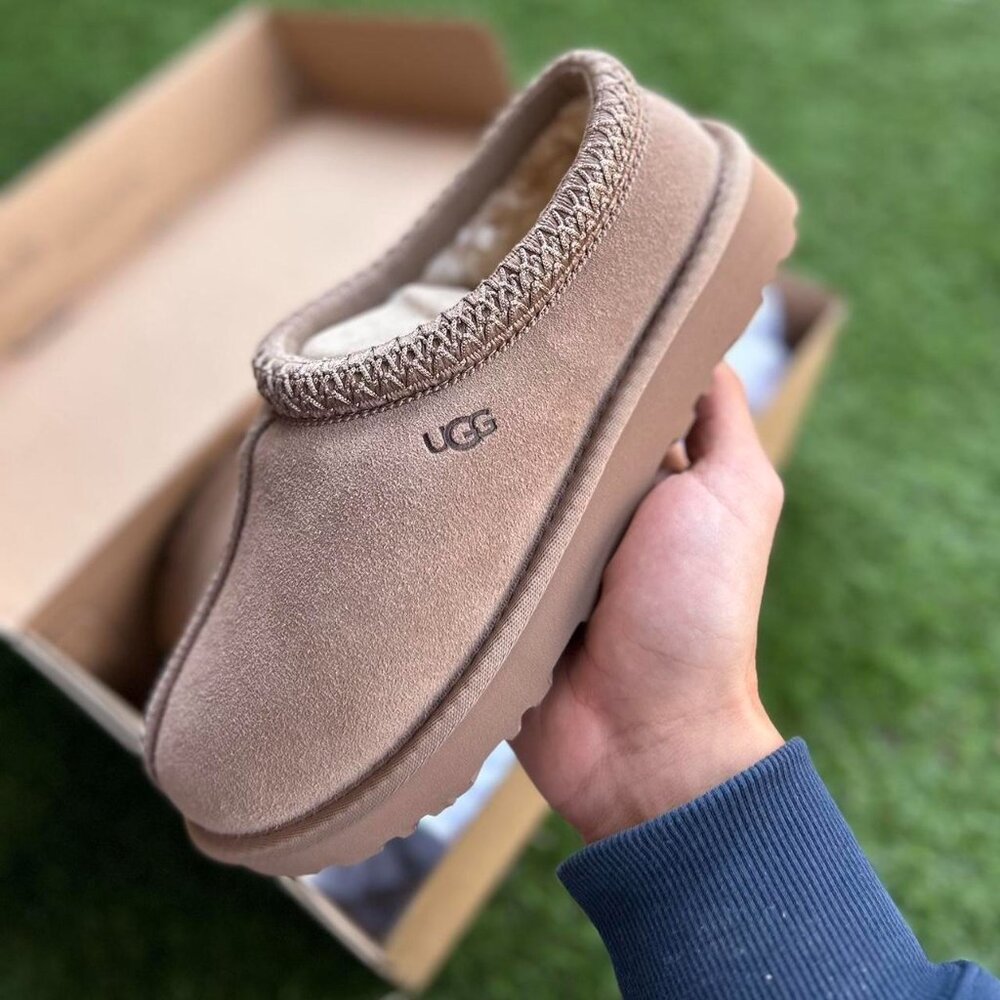 🍂UGG 🍂Women's Tan and Brown 🍂 - Picture 2 of 4